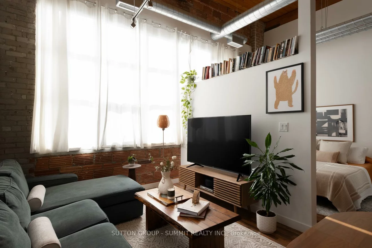 2154, Dundas, Roncesvalles, Toronto