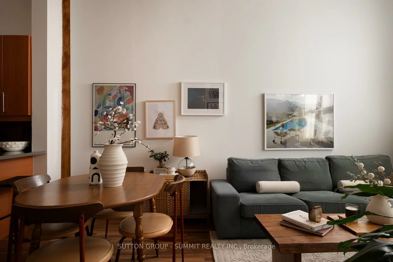 2154, Dundas, Roncesvalles, Toronto