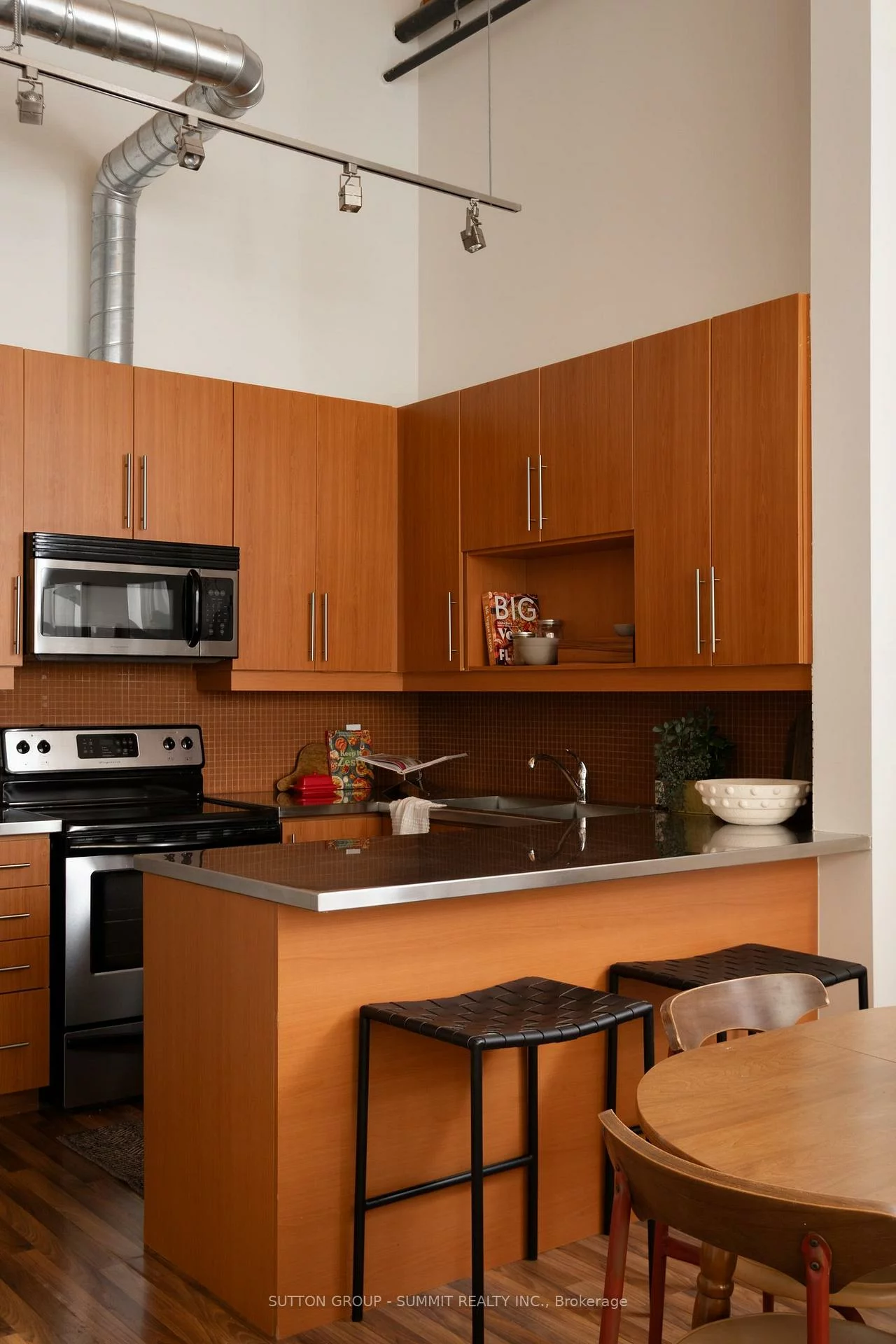 2154, Dundas, Roncesvalles, Toronto