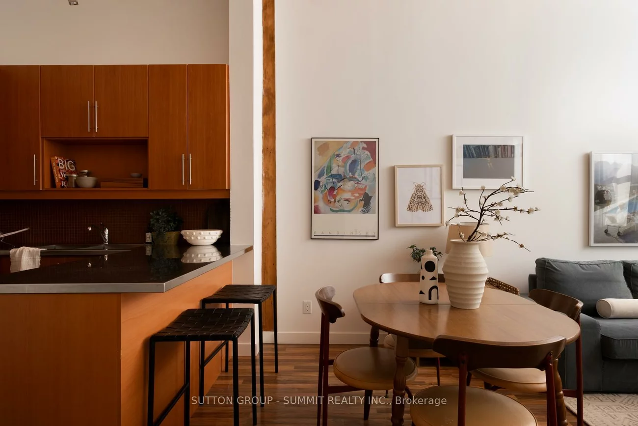 2154, Dundas, Roncesvalles, Toronto