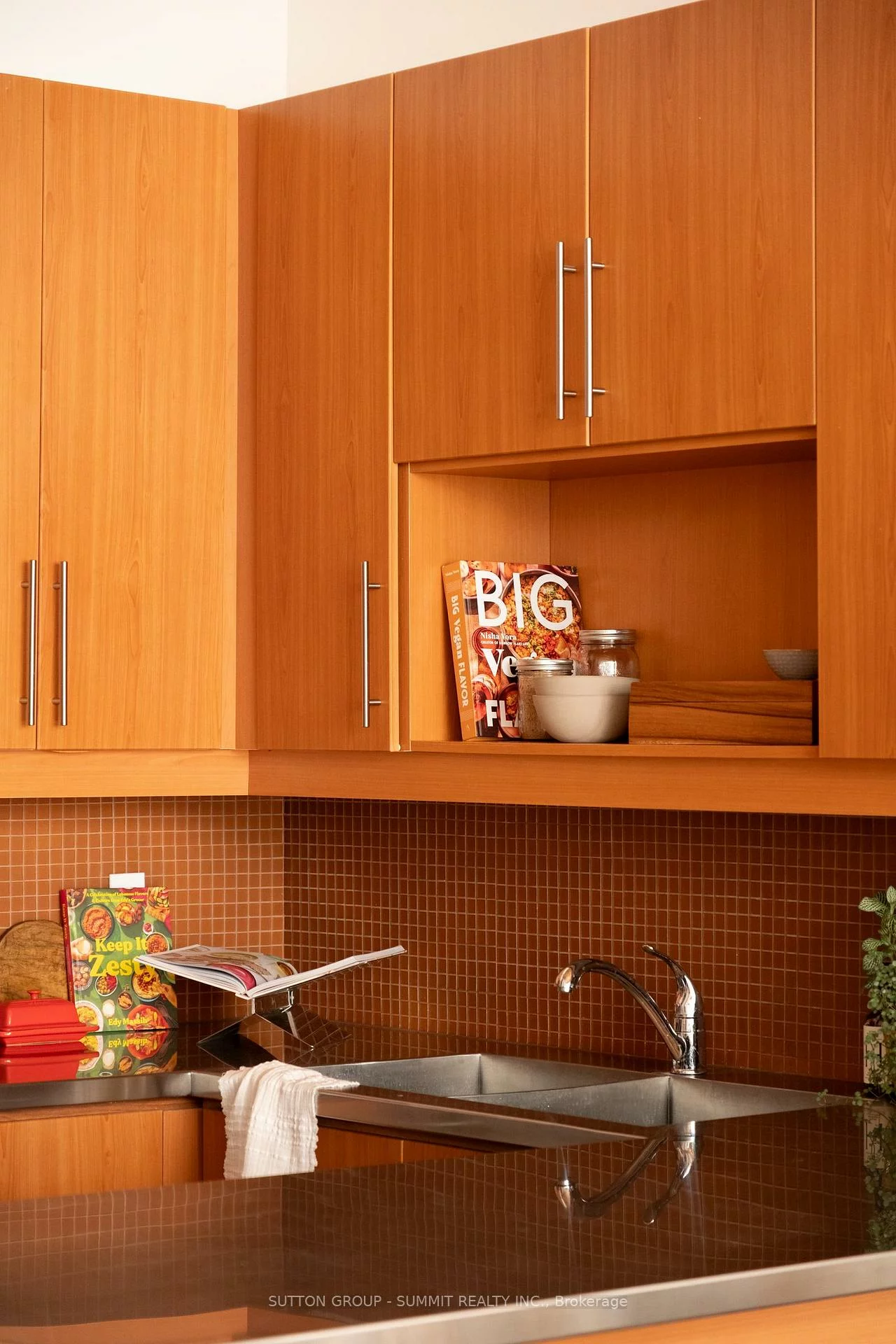 2154, Dundas, Roncesvalles, Toronto