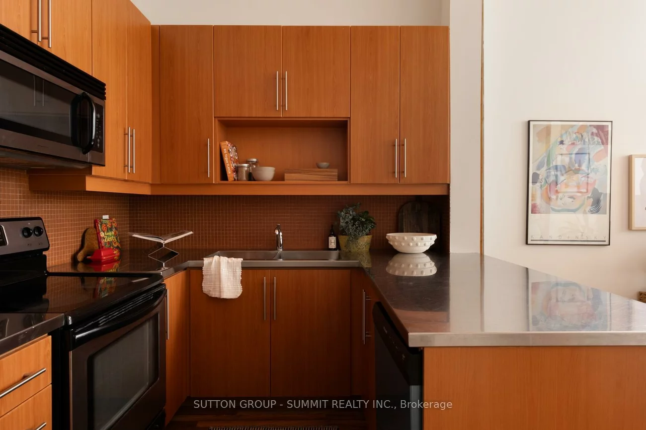 2154, Dundas, Roncesvalles, Toronto