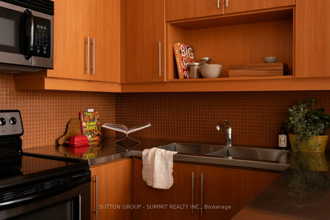 2154, Dundas, Roncesvalles, Toronto