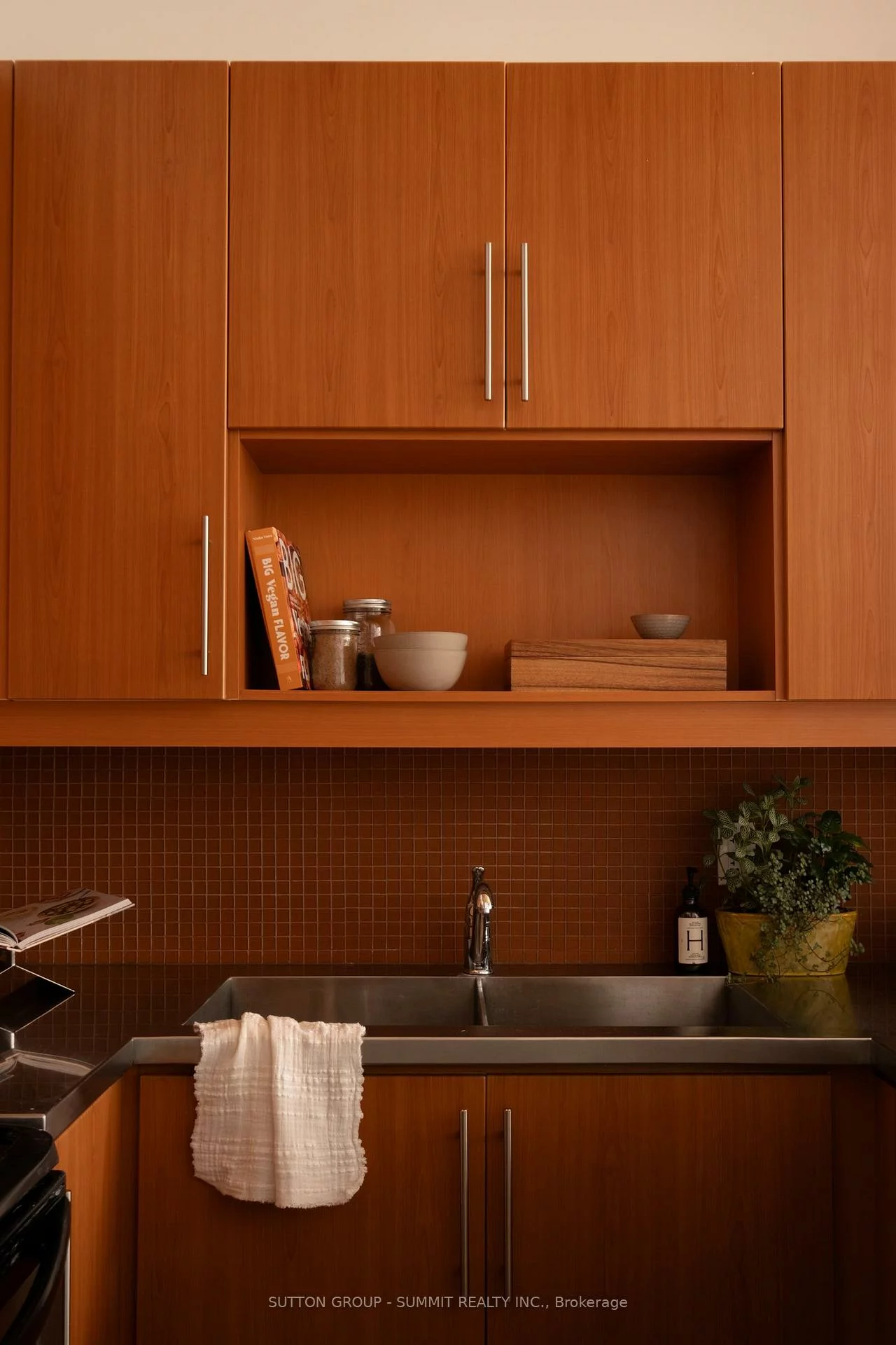 2154, Dundas, Roncesvalles, Toronto