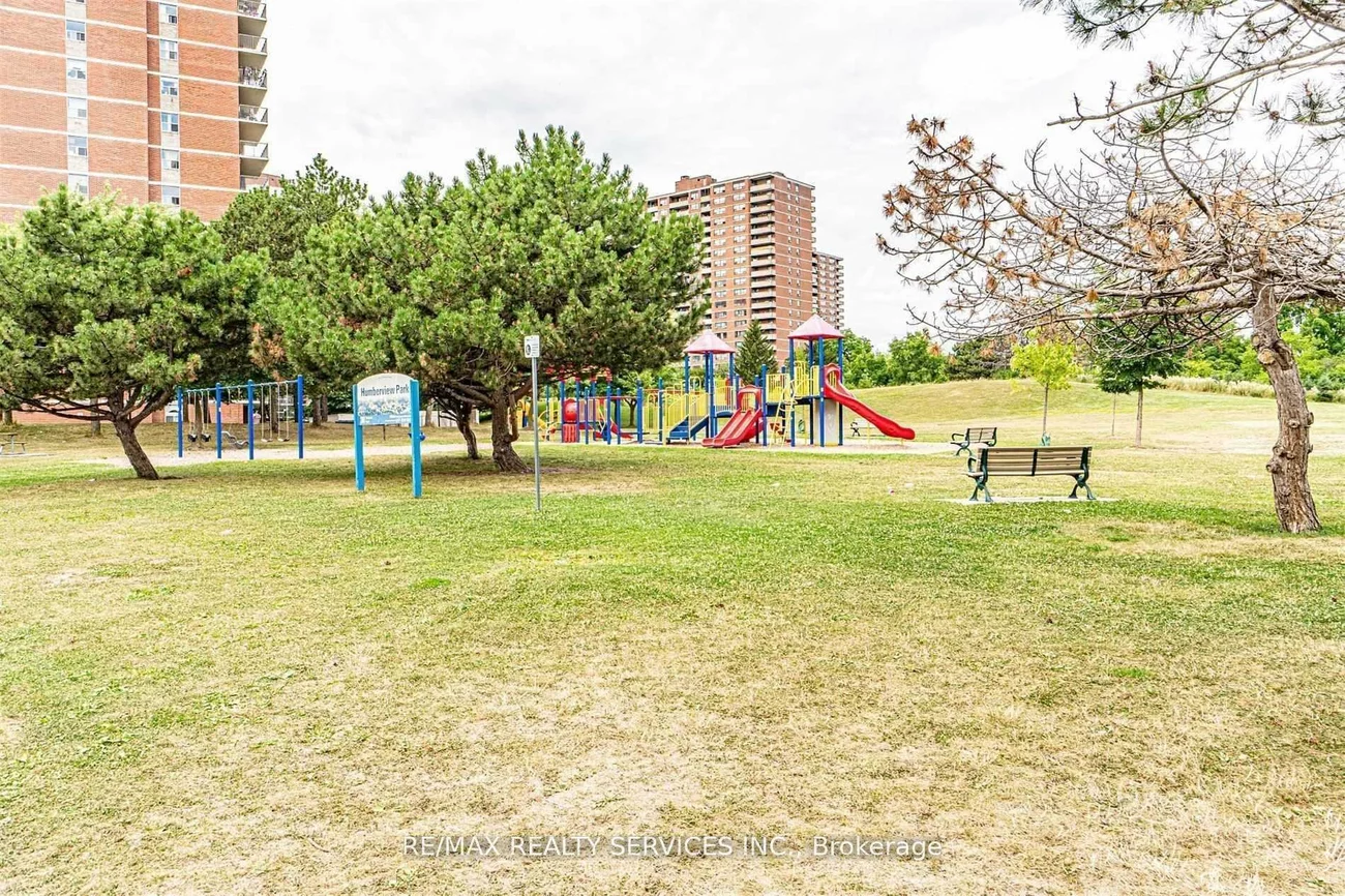 40, Panorama, Mount Olive-Silverstone-Jamestown, Toronto