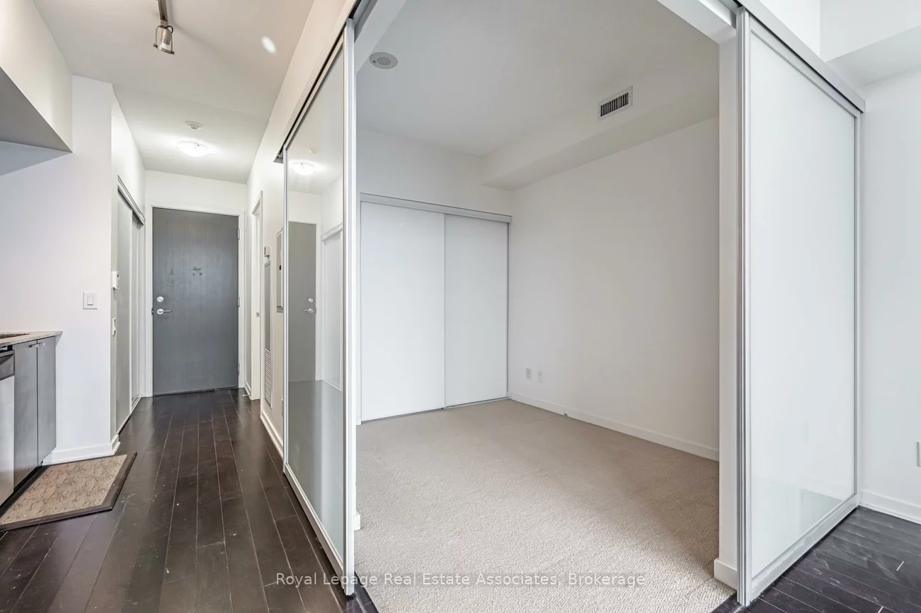 105, The Queensway, High Park-Swansea, Toronto