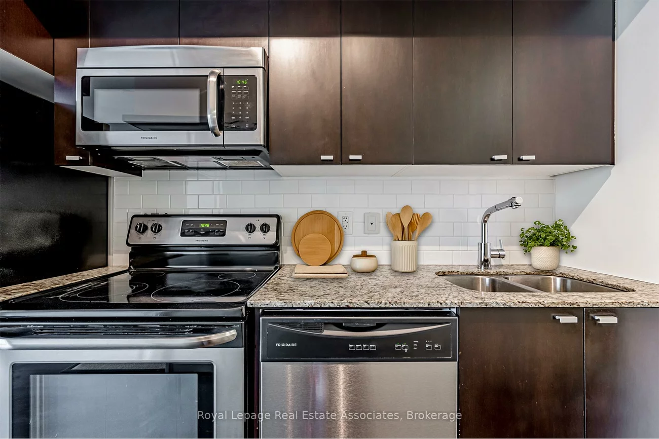 105, The Queensway, High Park-Swansea, Toronto