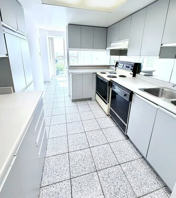 600, Rexdale, West Humber-Clairville, Toronto