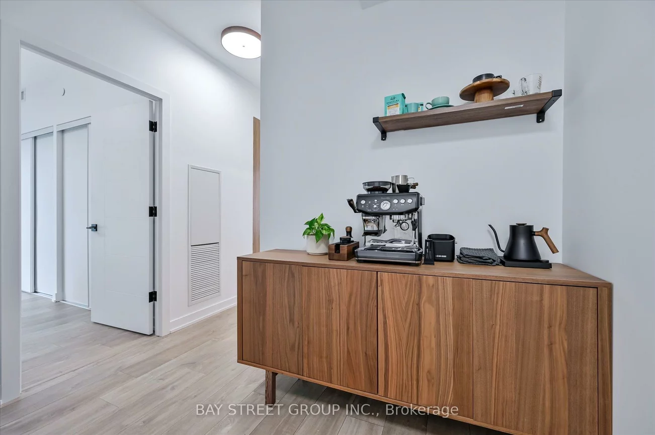 251, Manitoba, Mimico, Toronto