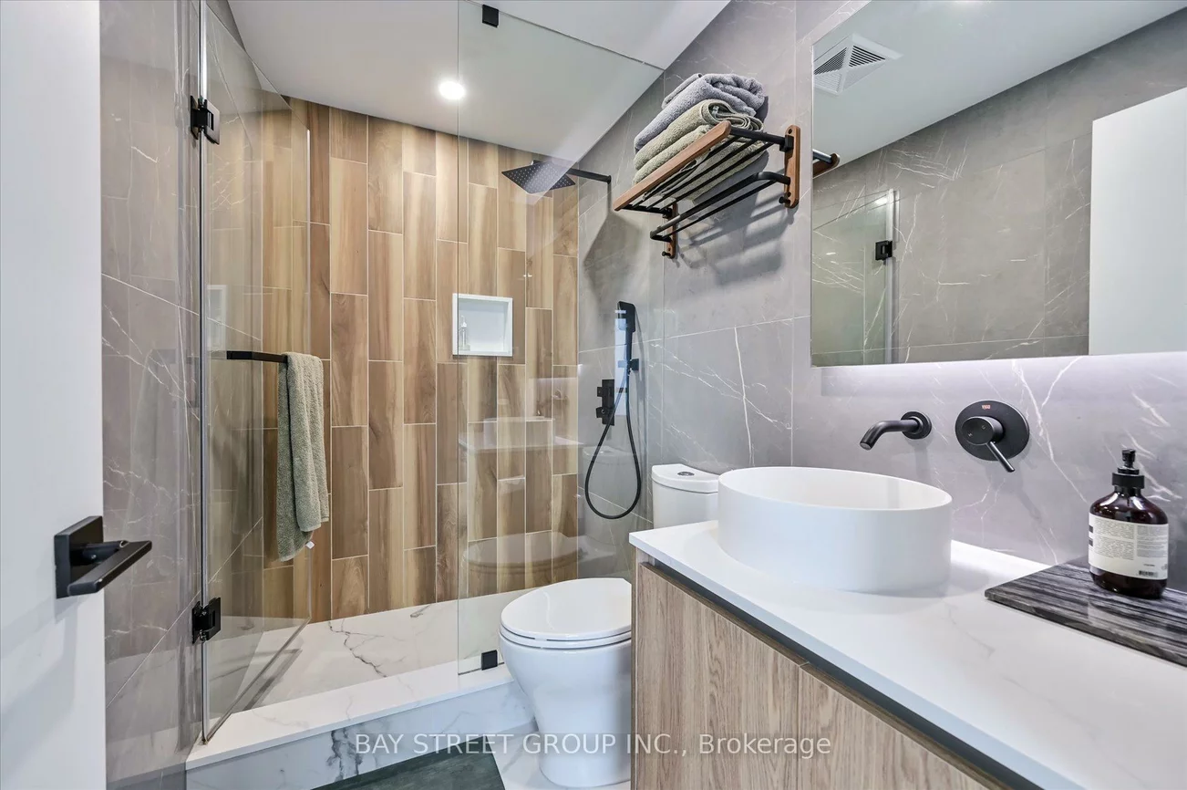 251, Manitoba, Mimico, Toronto
