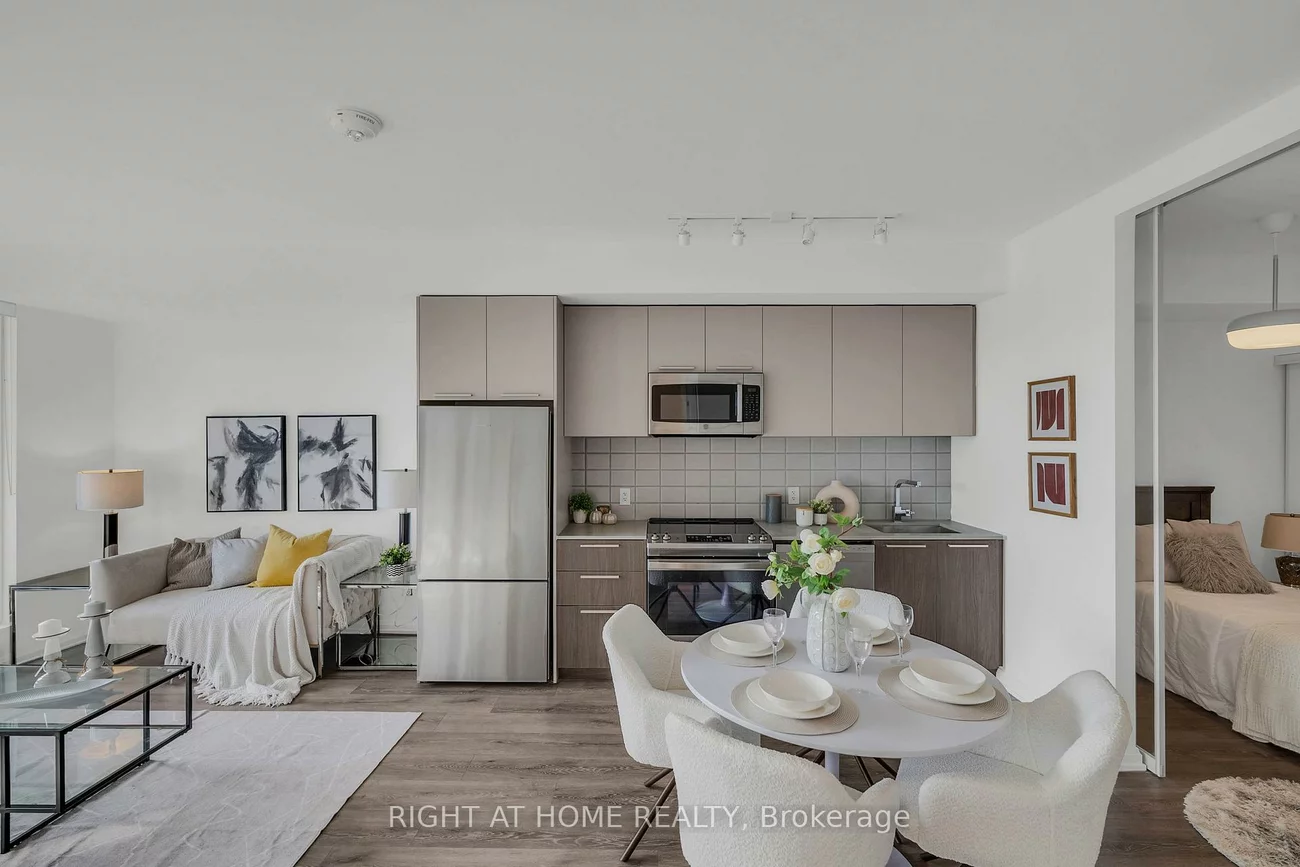 4208, Dundas, Edenbridge-Humber Valley, Toronto