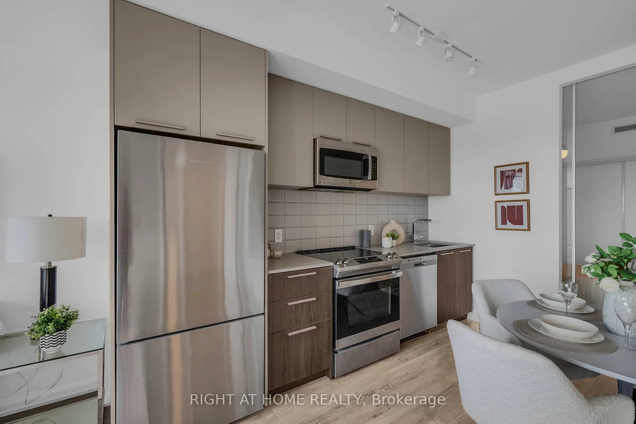 4208, Dundas, Edenbridge-Humber Valley, Toronto