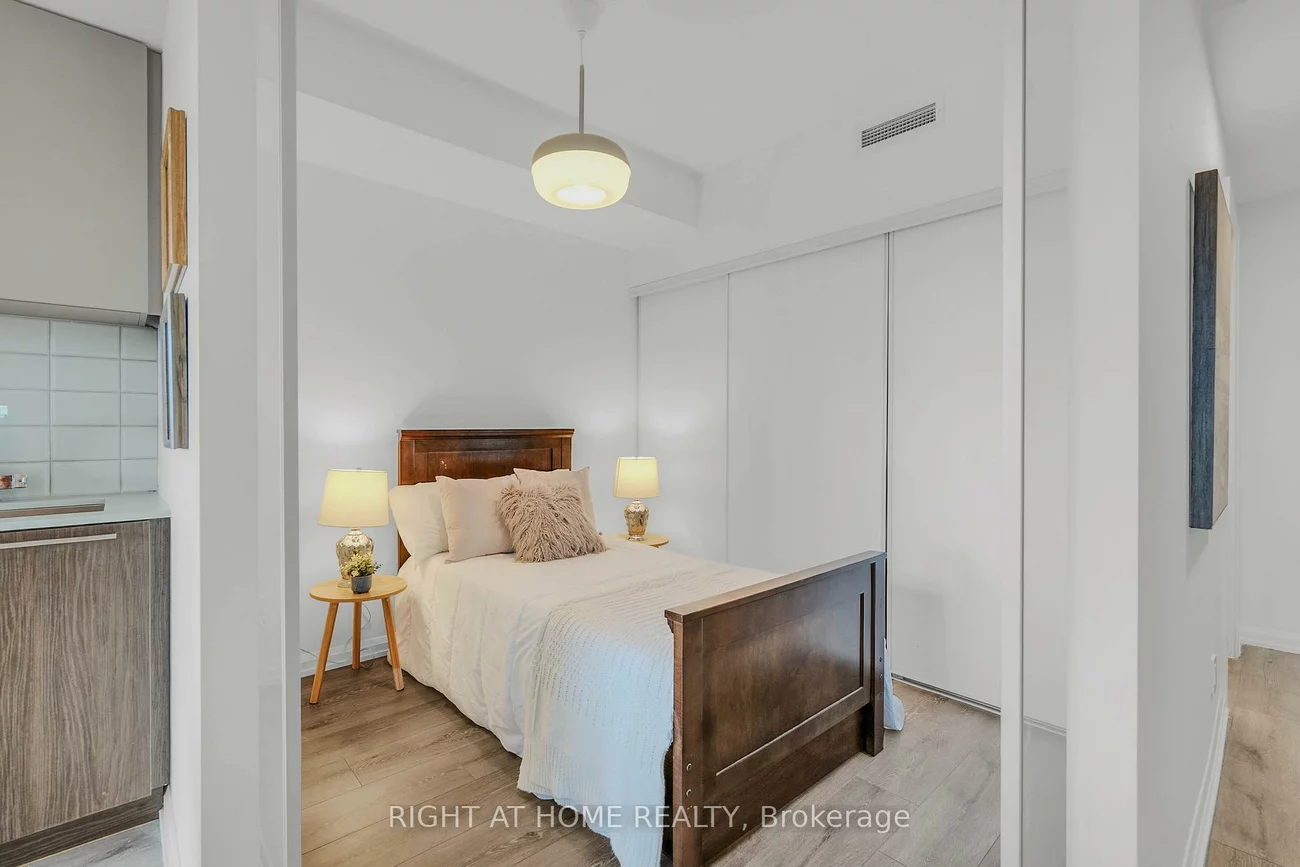 4208, Dundas, Edenbridge-Humber Valley, Toronto