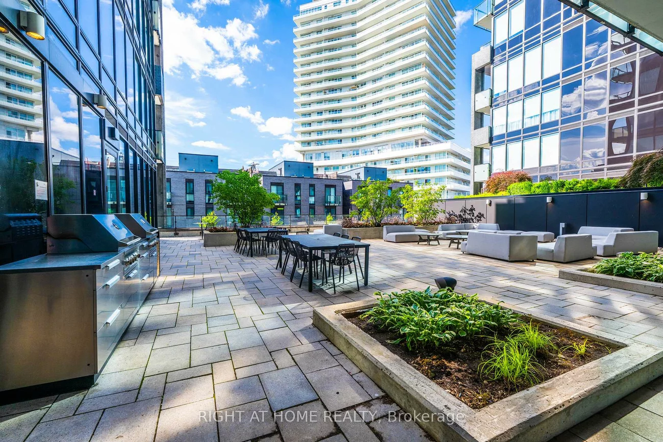4208, Dundas, Edenbridge-Humber Valley, Toronto