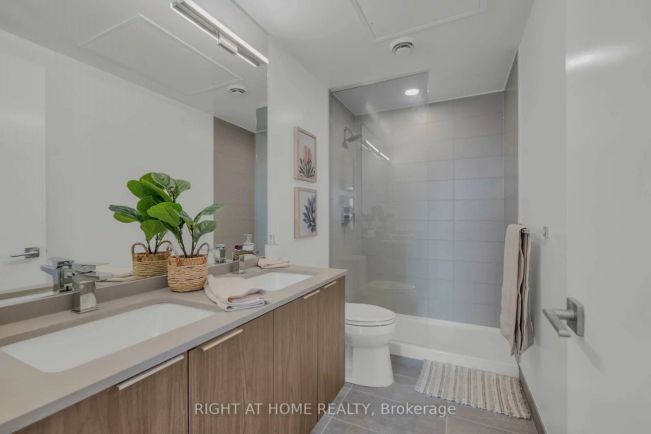 4208, Dundas, Edenbridge-Humber Valley, Toronto