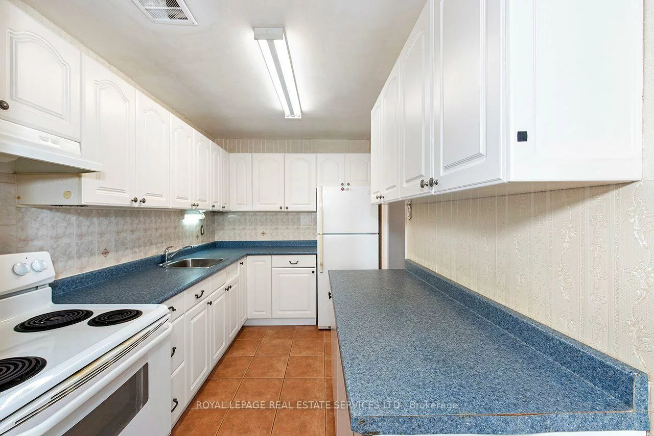 785, Browns, Alderwood, Toronto