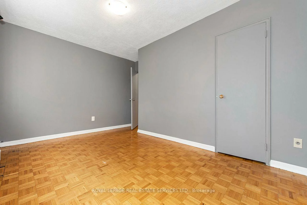 785, Browns, Alderwood, Toronto