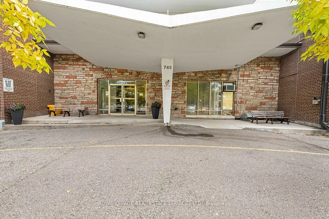 785, Browns, Alderwood, Toronto