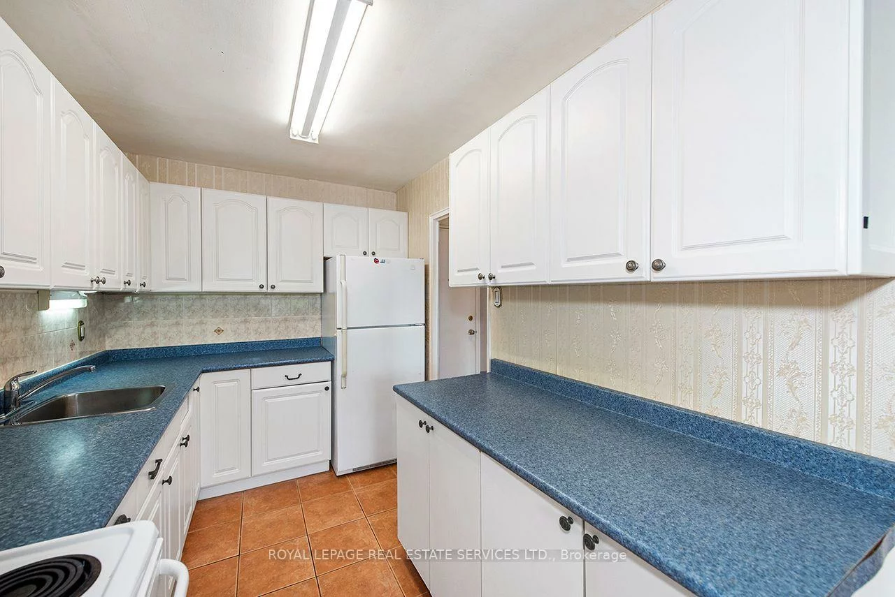 785, Browns, Alderwood, Toronto