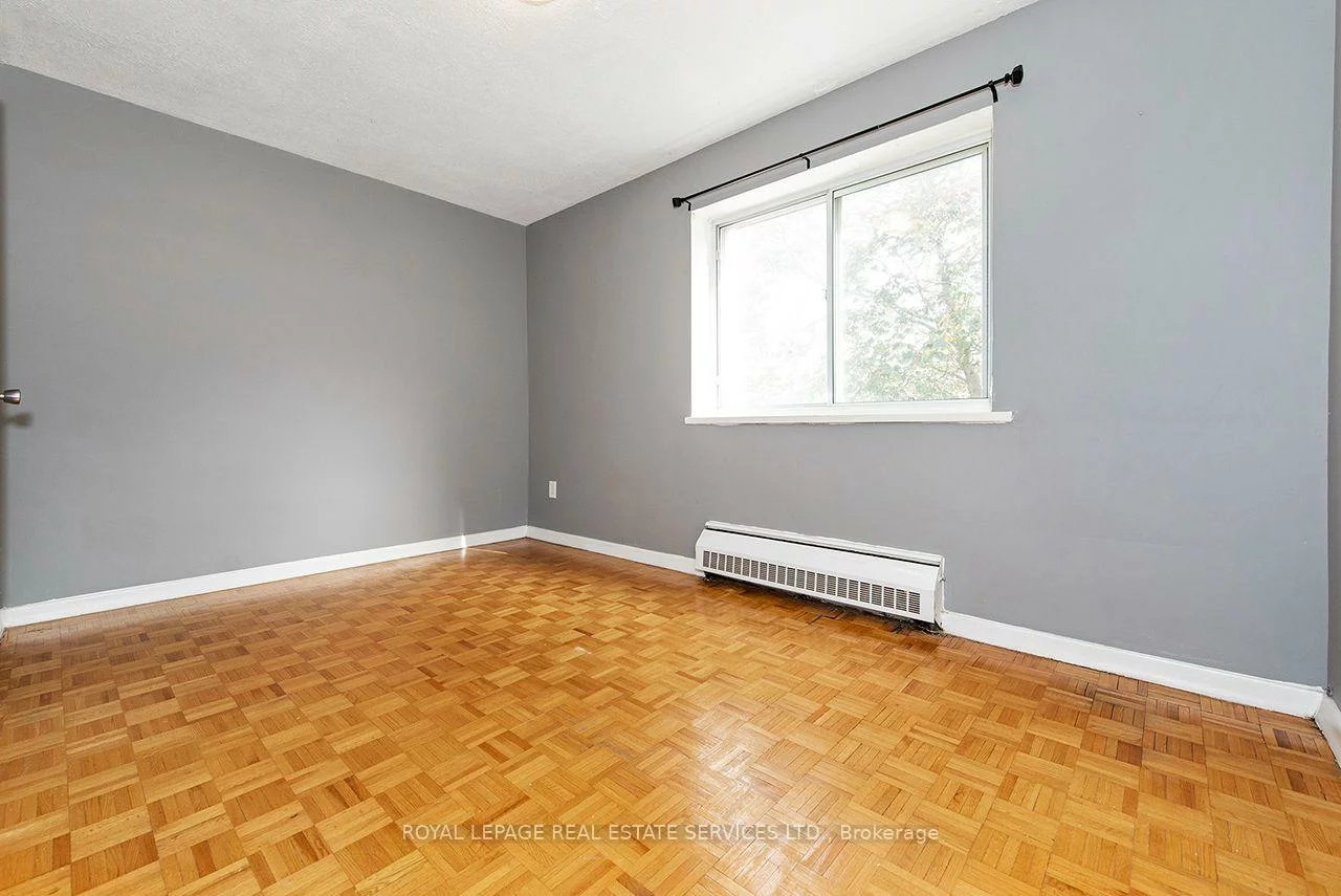 785, Browns, Alderwood, Toronto