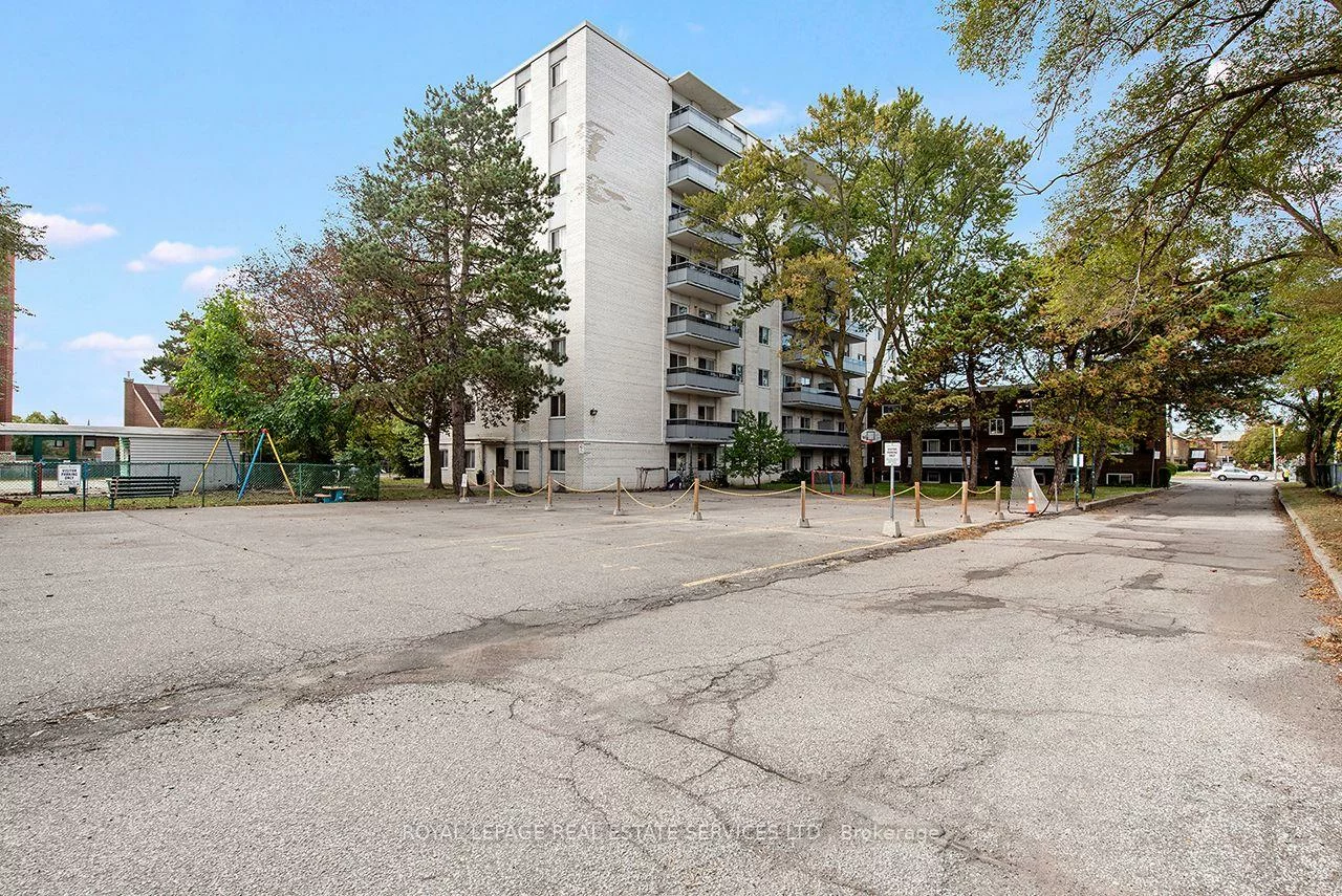 785, Browns, Alderwood, Toronto