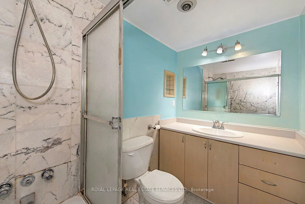 785, Browns, Alderwood, Toronto