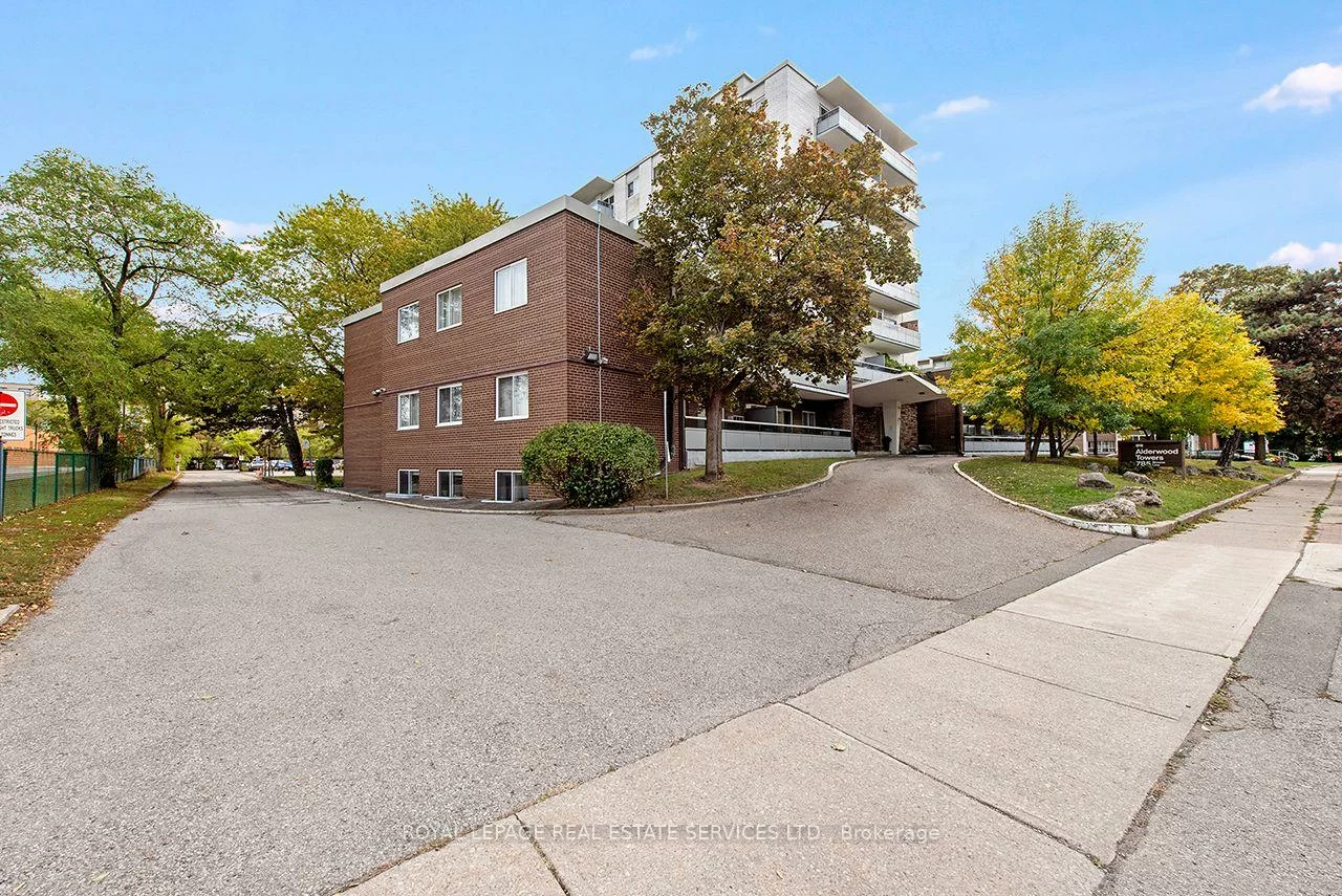 785, Browns, Alderwood, Toronto
