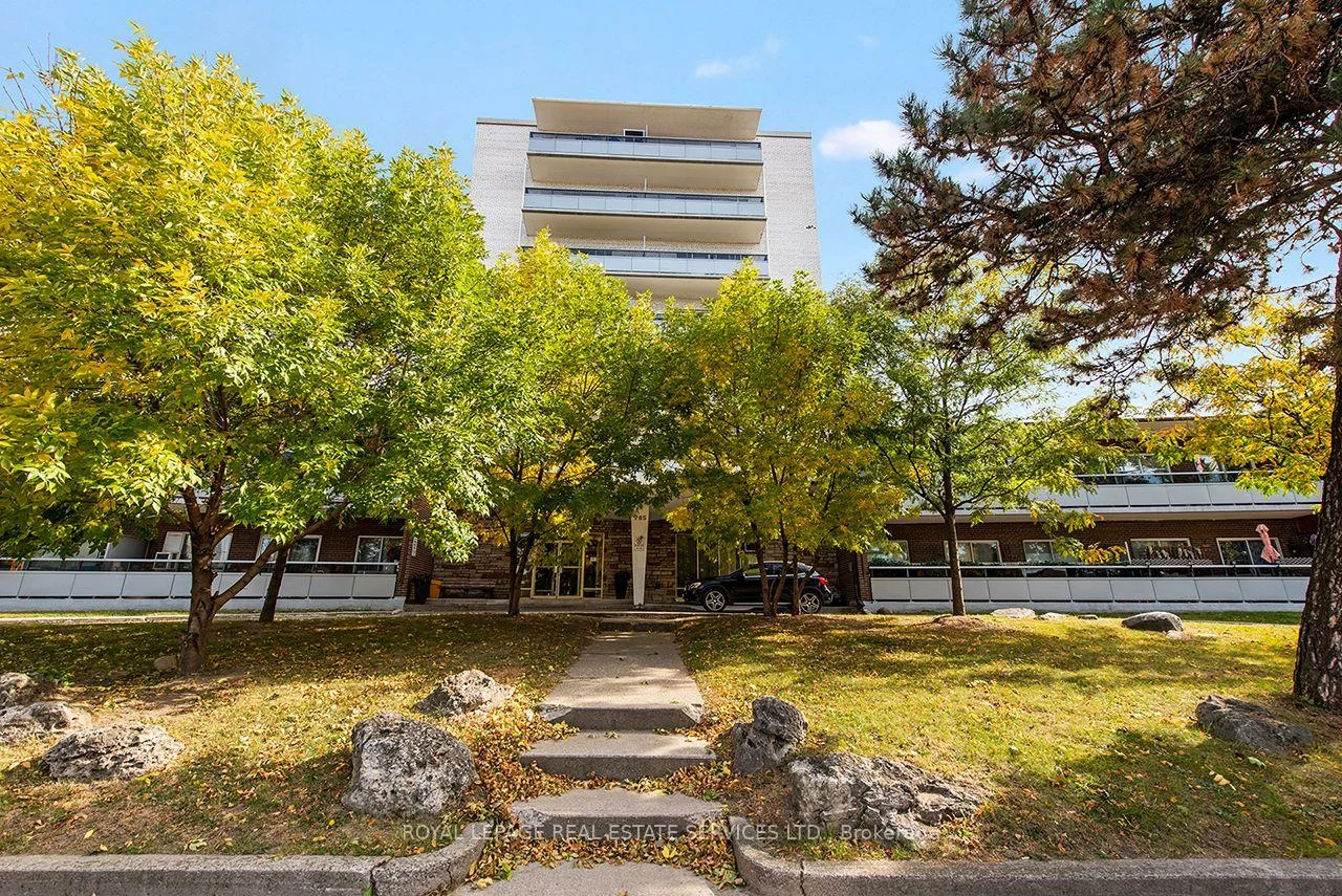 785, Browns, Alderwood, Toronto