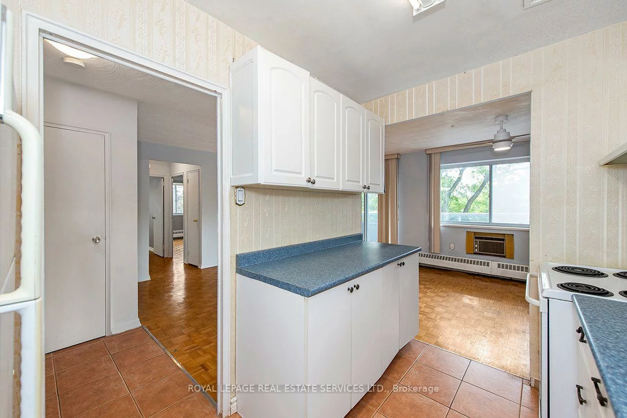 785, Browns, Alderwood, Toronto