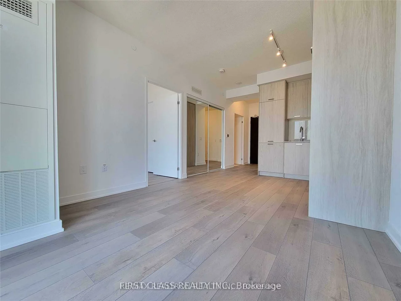 38, Honeycrisp, Vaughan Corporate Centre, Vaughan