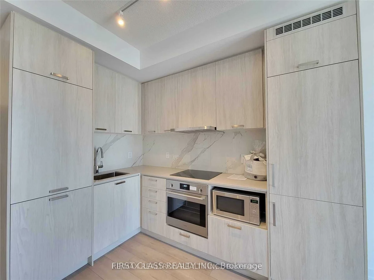 38, Honeycrisp, Vaughan Corporate Centre, Vaughan