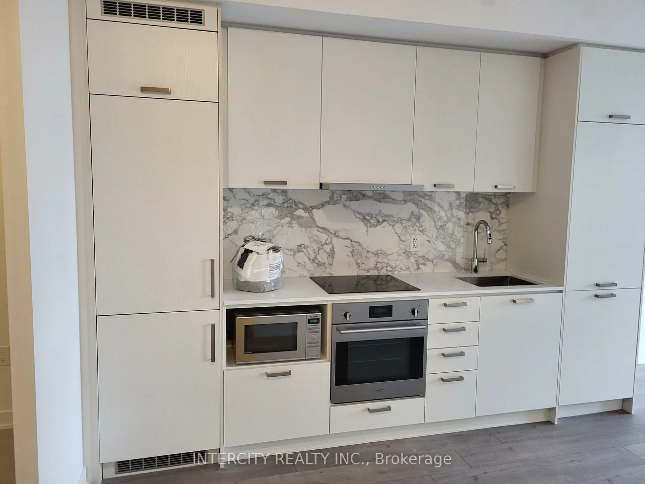 38, Honeycrisp, Vaughan Corporate Centre, Vaughan