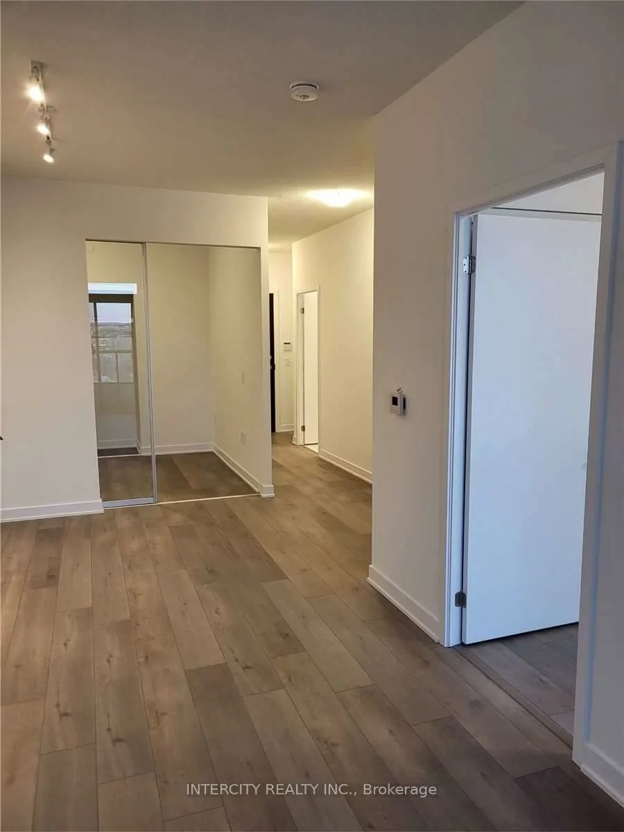 38, Honeycrisp, Vaughan Corporate Centre, Vaughan