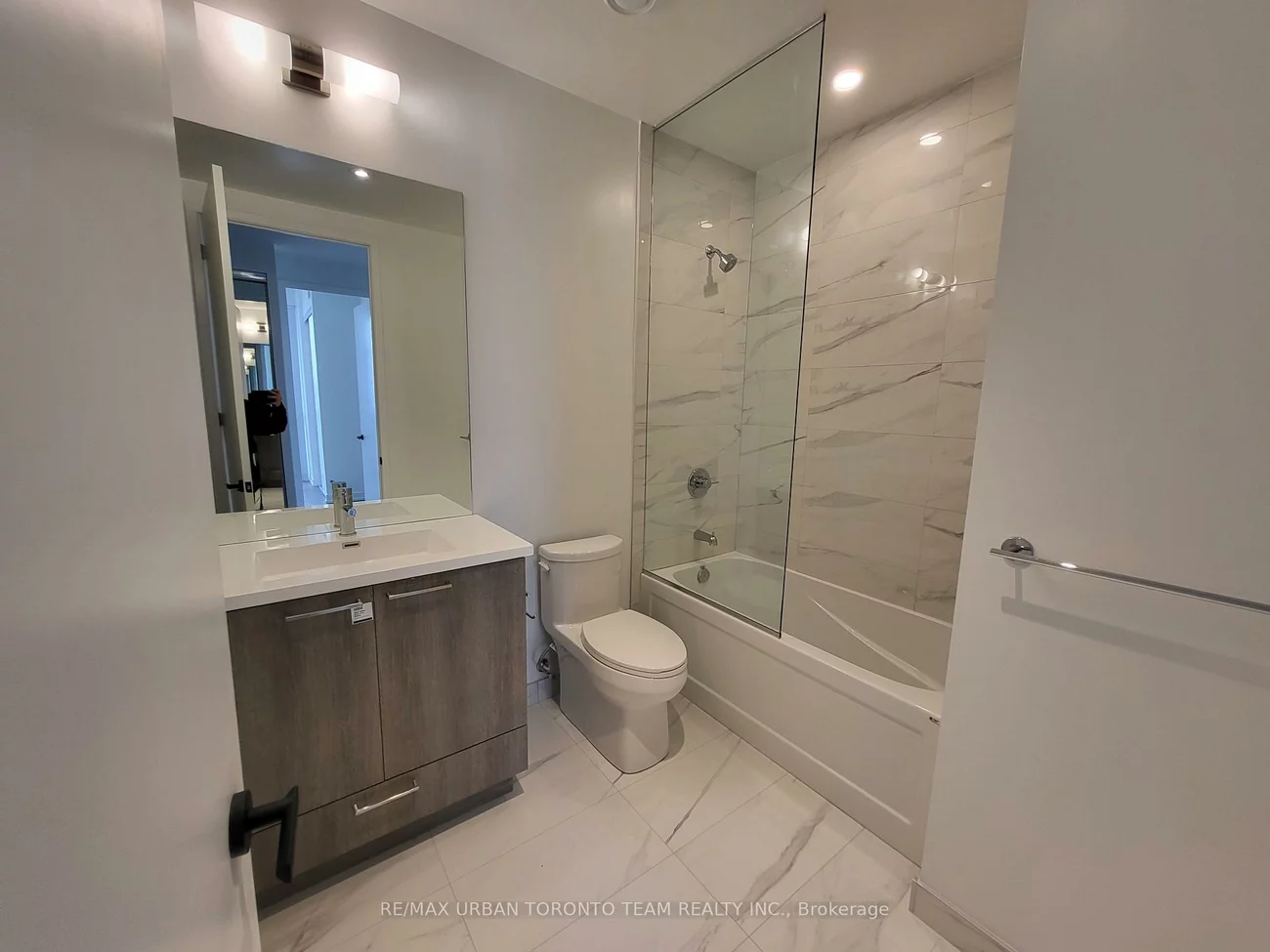 225, Commerce, Vaughan Corporate Centre, Vaughan