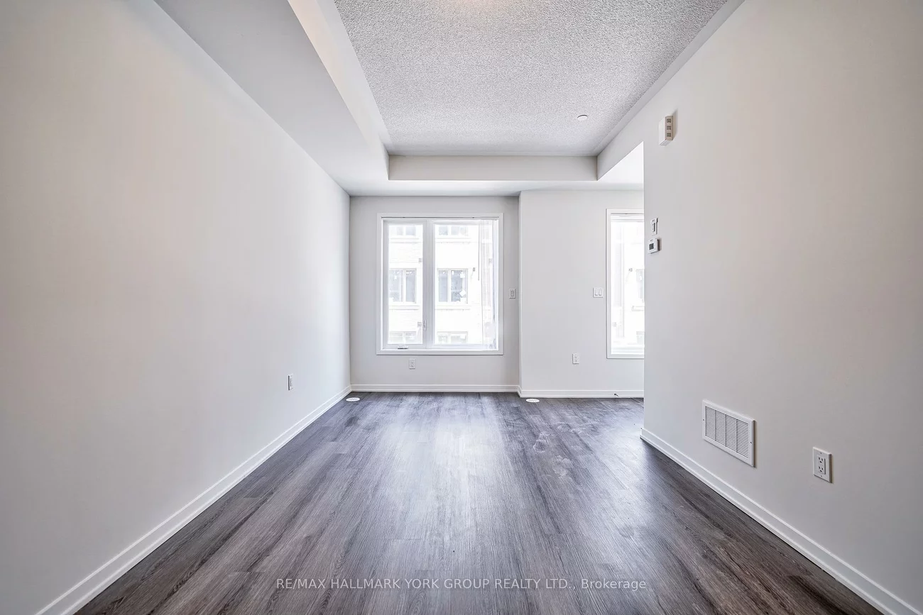 151, Honeycrisp, Vaughan Corporate Centre, Vaughan