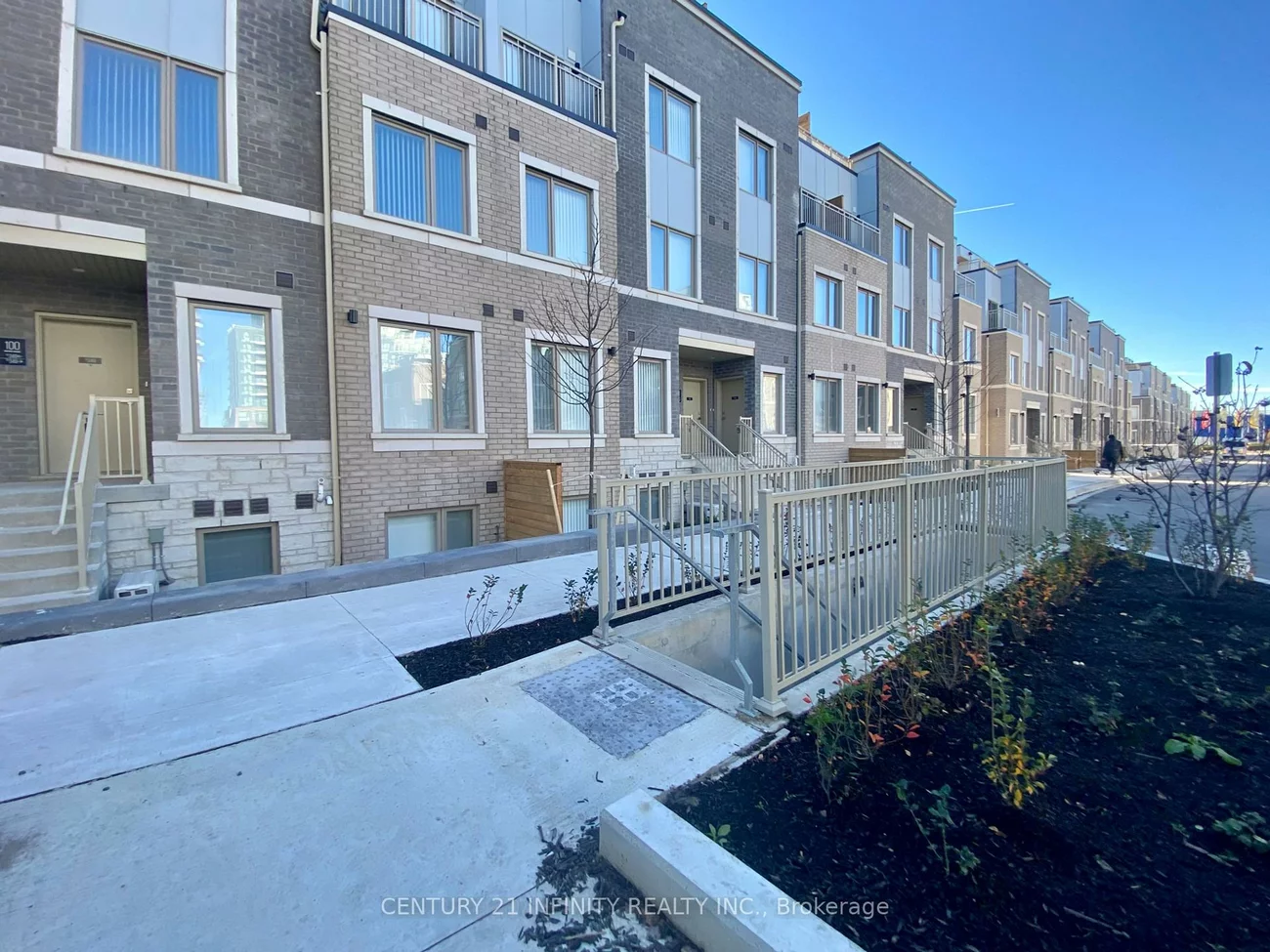 100, Honeycrisp, Vaughan Corporate Centre, Vaughan