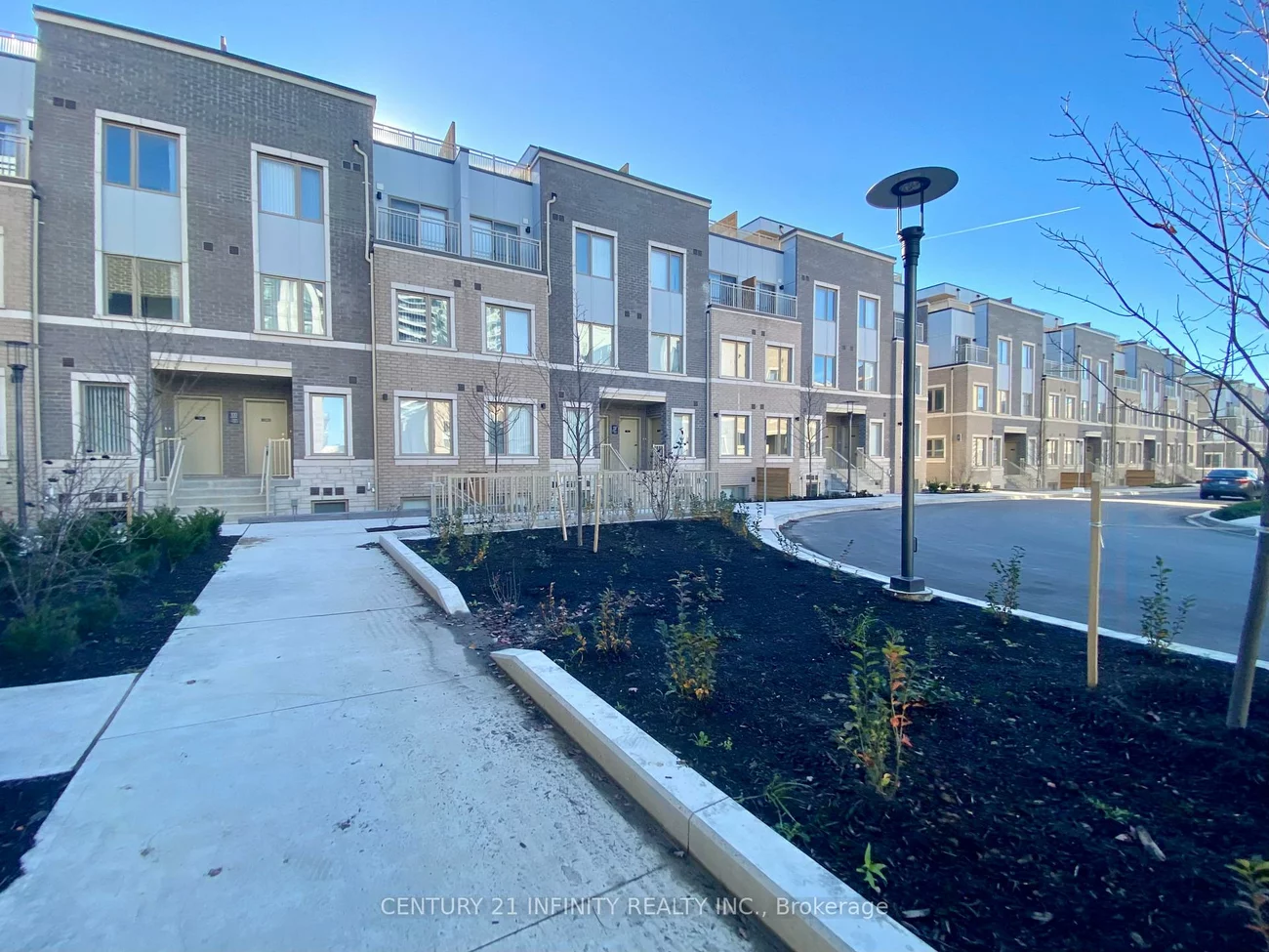 100, Honeycrisp, Vaughan Corporate Centre, Vaughan