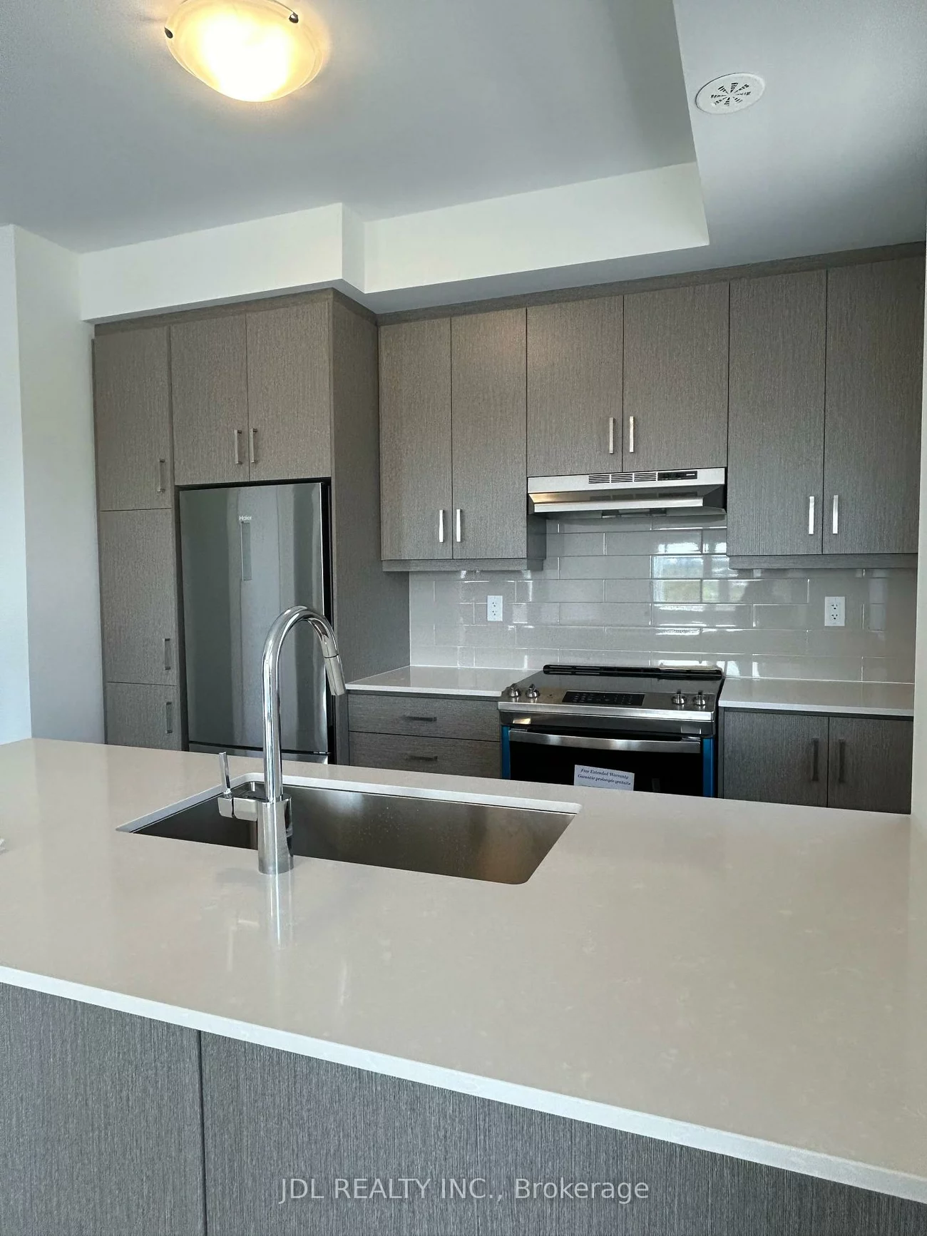 140, Honeycrisp, Vaughan Corporate Centre, Vaughan