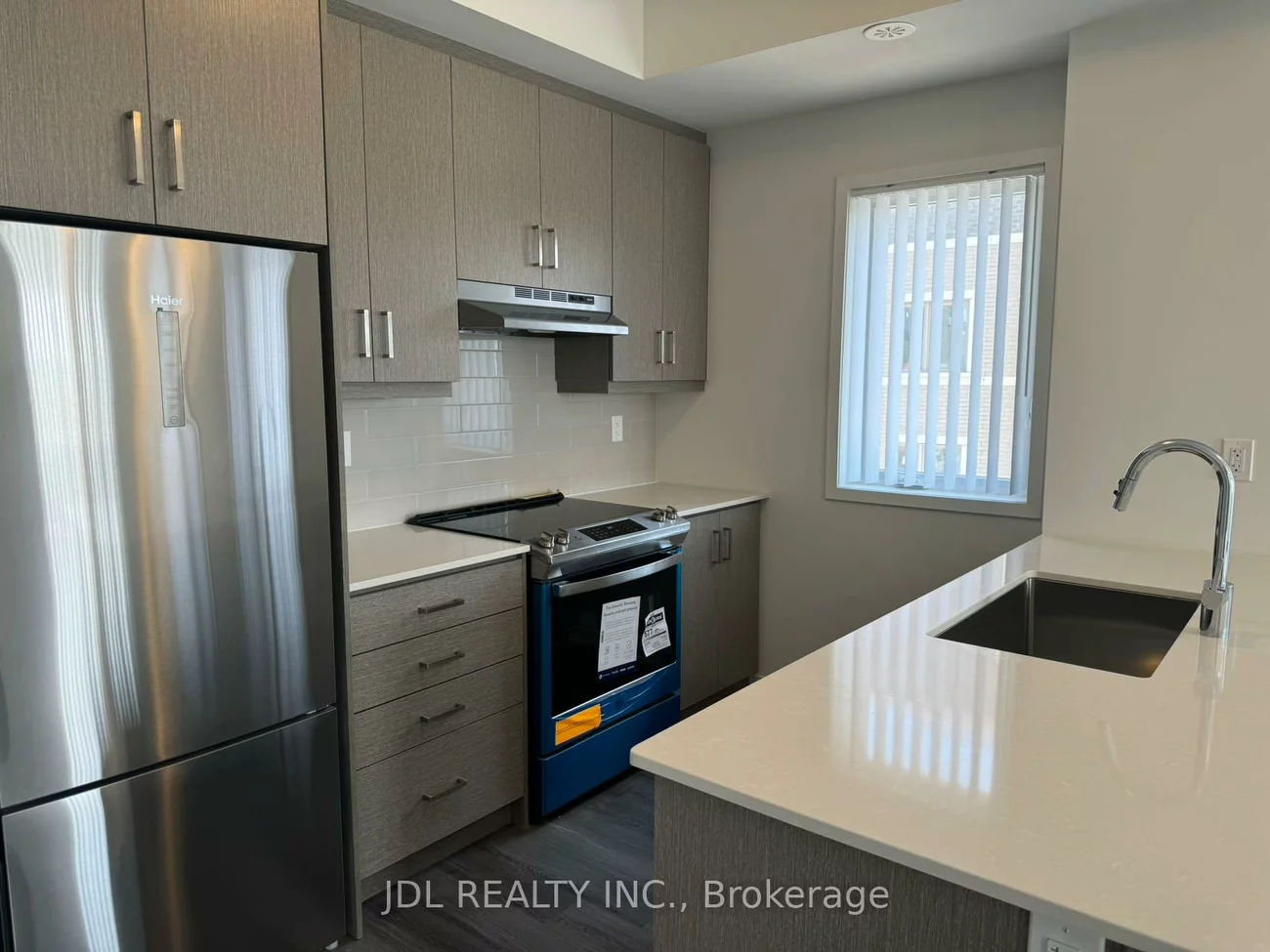140, Honeycrisp, Vaughan Corporate Centre, Vaughan