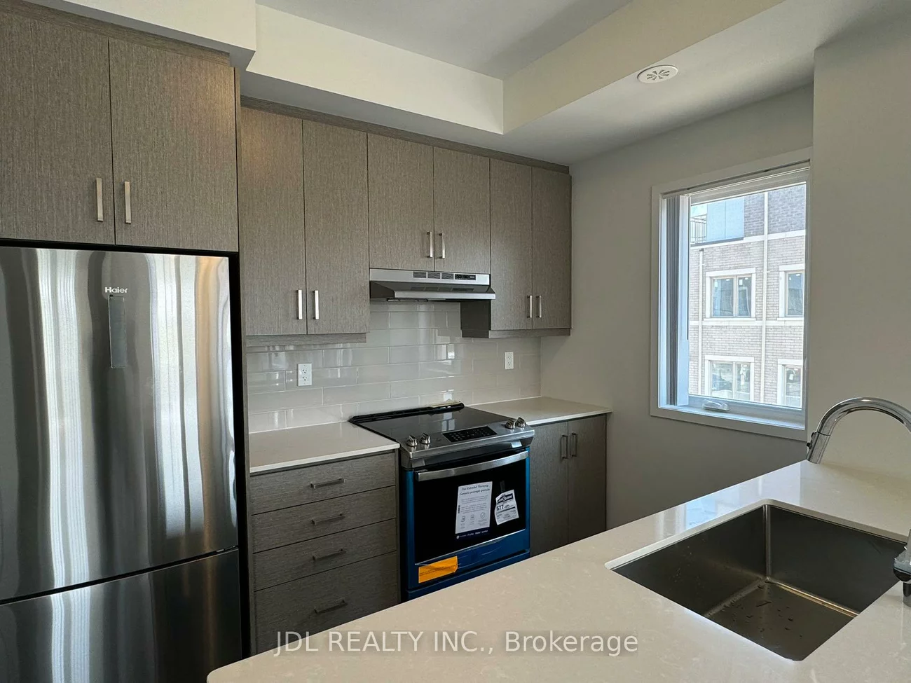 140, Honeycrisp, Vaughan Corporate Centre, Vaughan