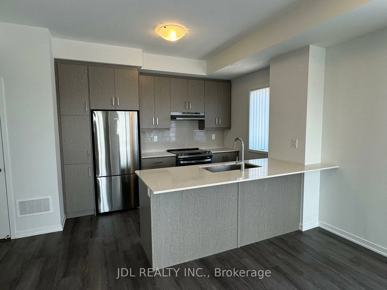 140, Honeycrisp, Vaughan Corporate Centre, Vaughan