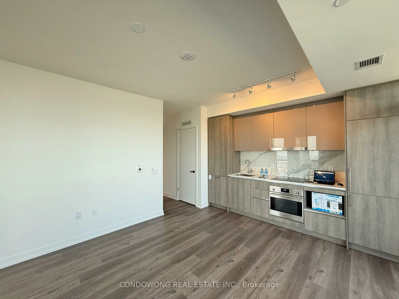 225, Commerce, Vaughan Corporate Centre, Vaughan