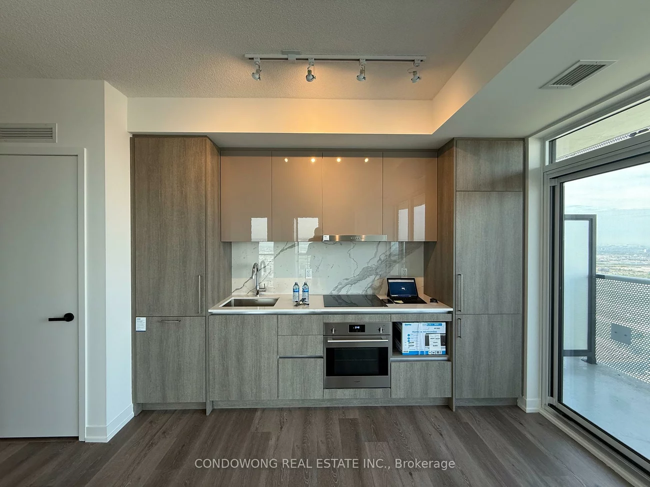 225, Commerce, Vaughan Corporate Centre, Vaughan