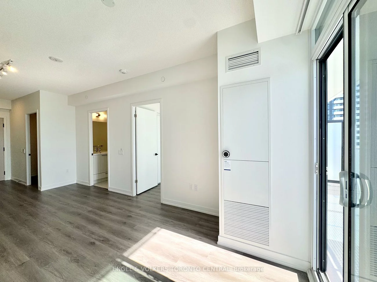 225, Commerce, Vaughan Corporate Centre, Vaughan