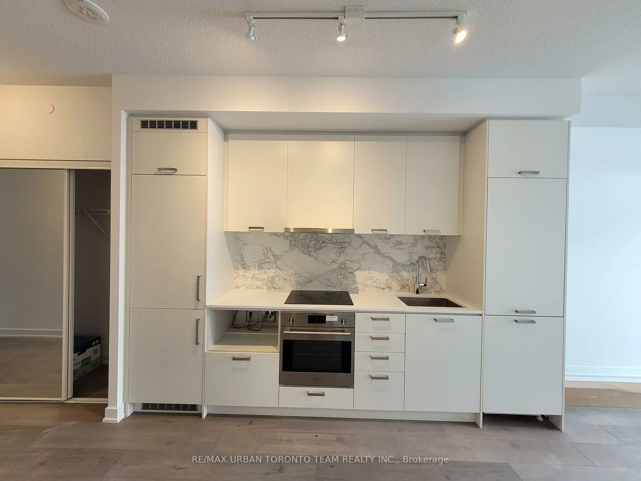 38, Honeycrisp, Vaughan Corporate Centre, Vaughan