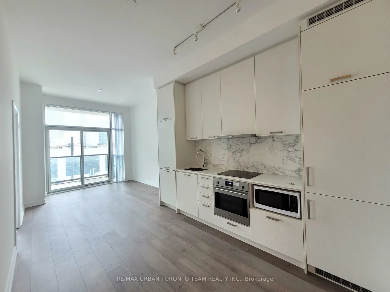 38, Honeycrisp, Vaughan Corporate Centre, Vaughan