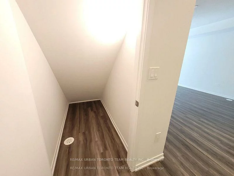 151, Honeycrisp, Vaughan Corporate Centre, Vaughan