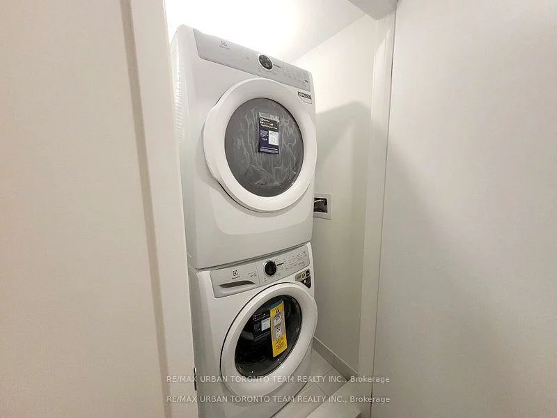 151, Honeycrisp, Vaughan Corporate Centre, Vaughan