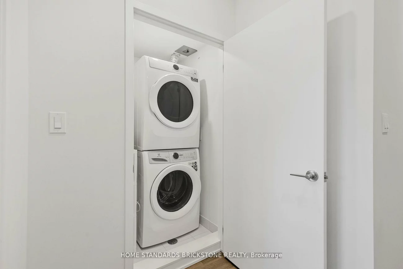 90, Honeycrisp, Vaughan Corporate Centre, Vaughan