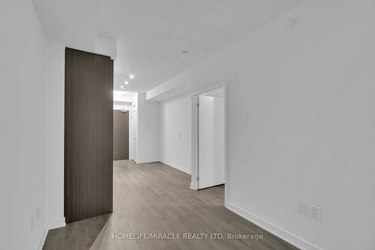 60, Honeycrisp, Vaughan Corporate Centre, Vaughan